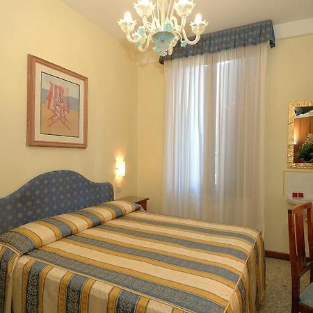 Hotel Hesperia Venesia Bagian luar foto