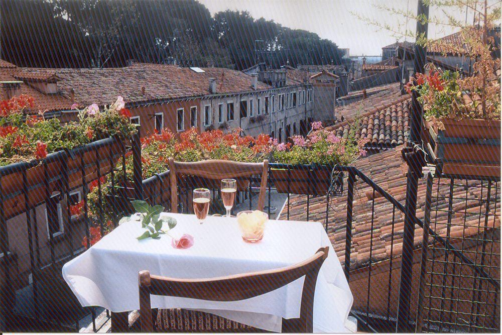 Hotel Hesperia Venesia Bagian luar foto
