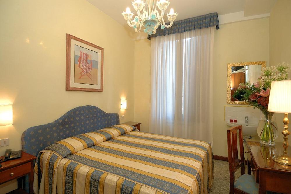 Hotel Hesperia Venesia Bagian luar foto