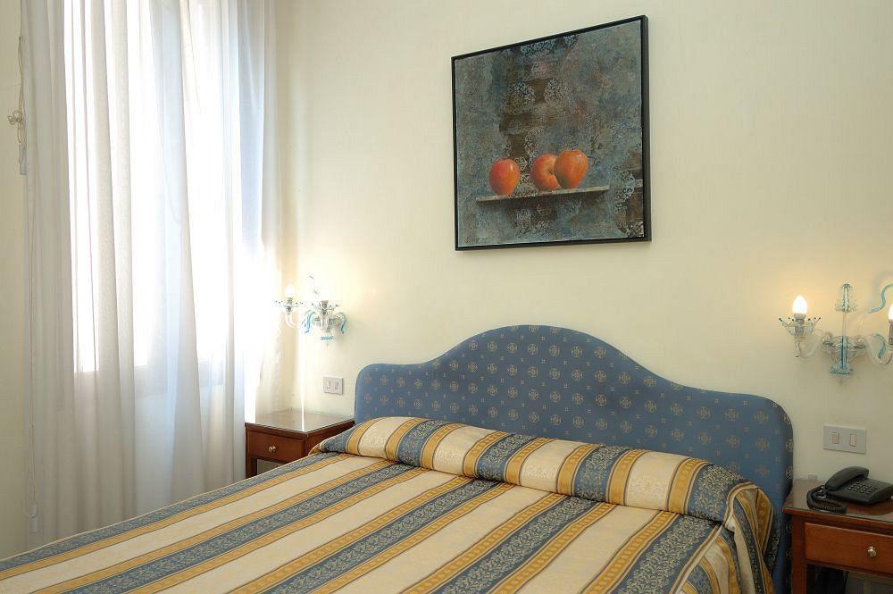Hotel Hesperia Venesia Bagian luar foto
