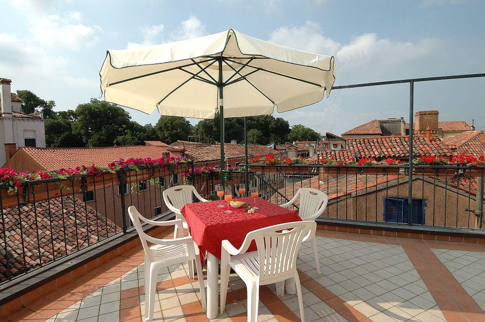 Hotel Hesperia Venesia Bagian luar foto