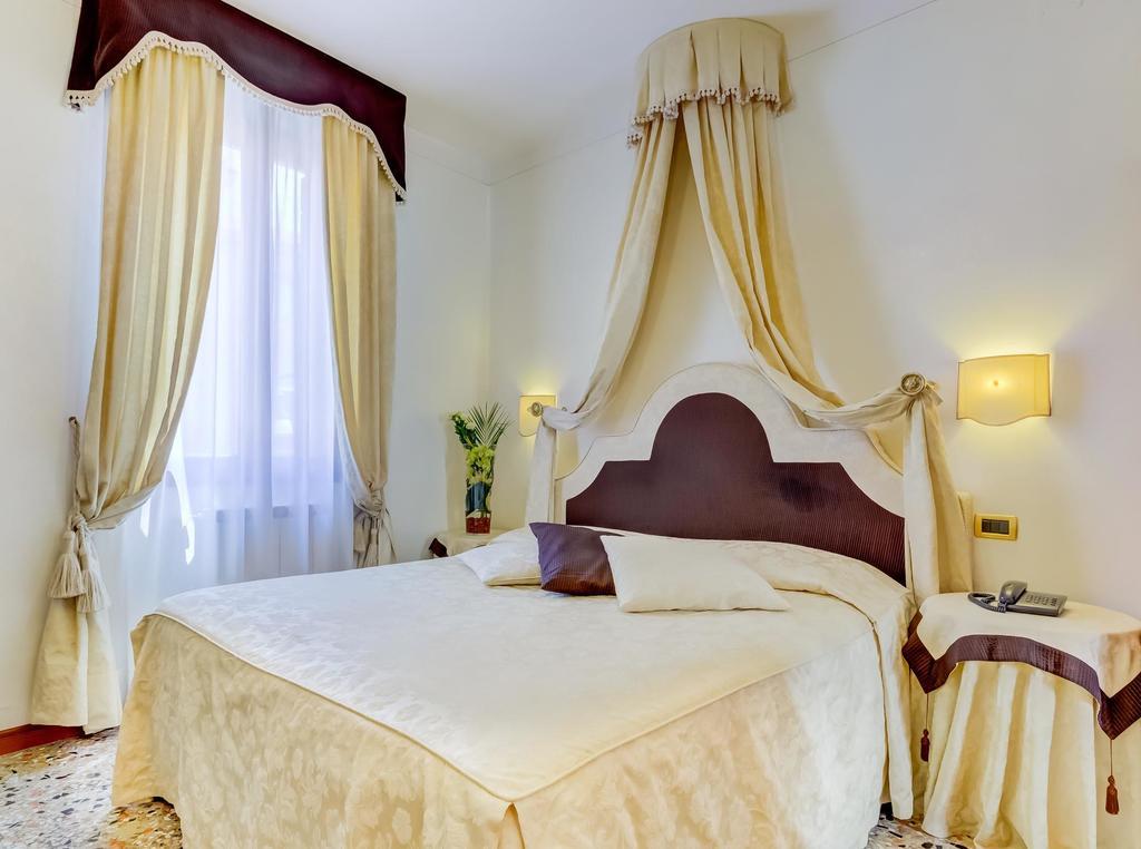 Hotel Hesperia Venesia Bagian luar foto