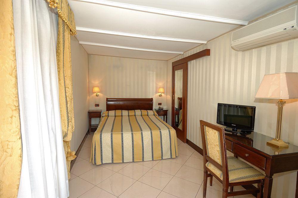 Hotel Hesperia Venesia Bagian luar foto