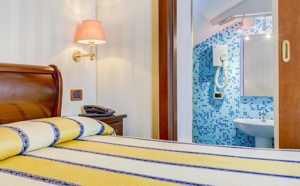 Hotel Hesperia Venesia Bagian luar foto