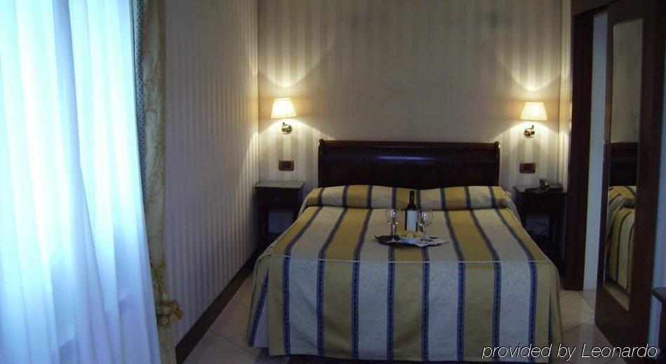 Hotel Hesperia Venesia Bagian luar foto