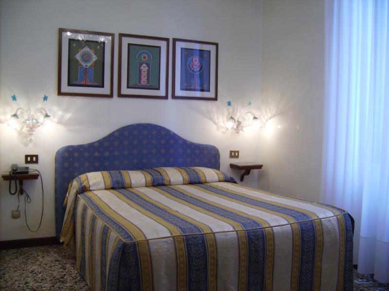 Hotel Hesperia Venesia Bagian luar foto