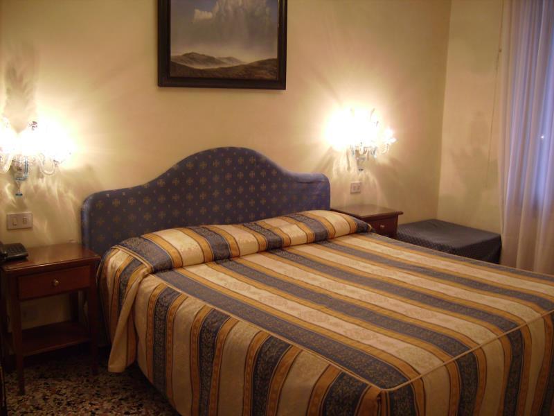Hotel Hesperia Venesia Bagian luar foto