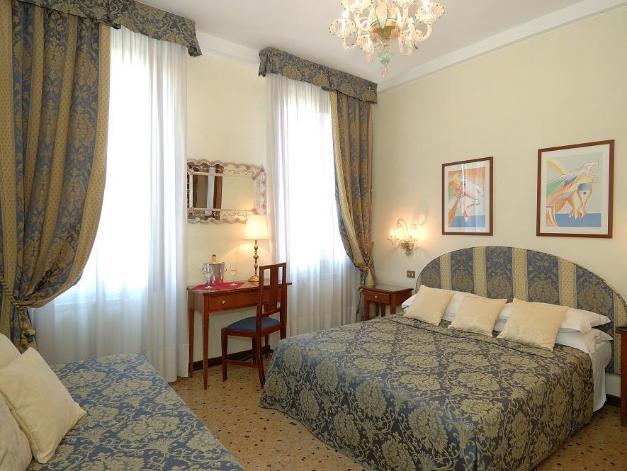 Hotel Hesperia Venesia Bagian luar foto