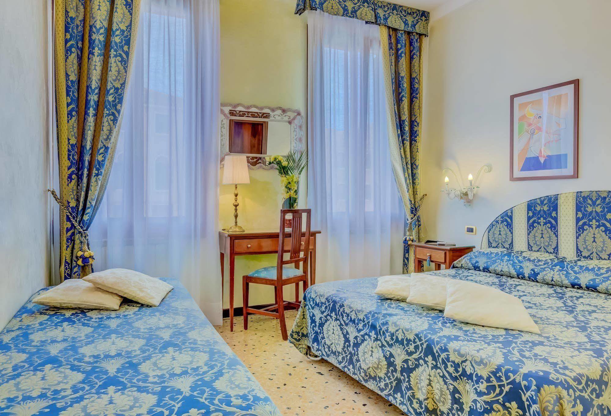 Hotel Hesperia Venesia Bagian luar foto