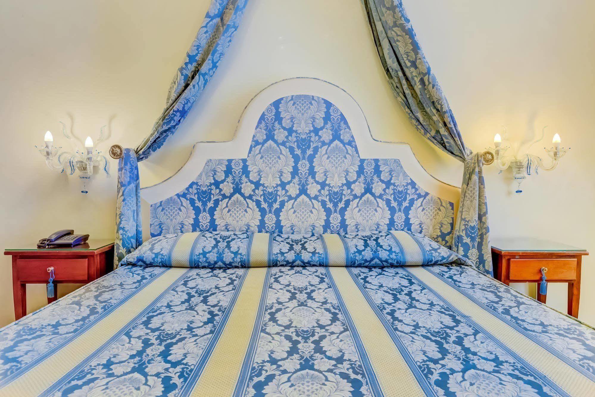 Hotel Hesperia Venesia Bagian luar foto