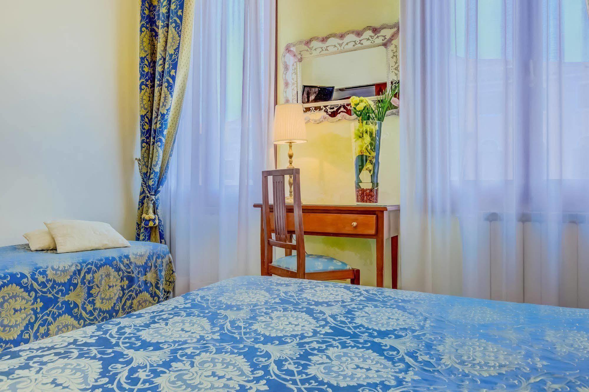 Hotel Hesperia Venesia Bagian luar foto