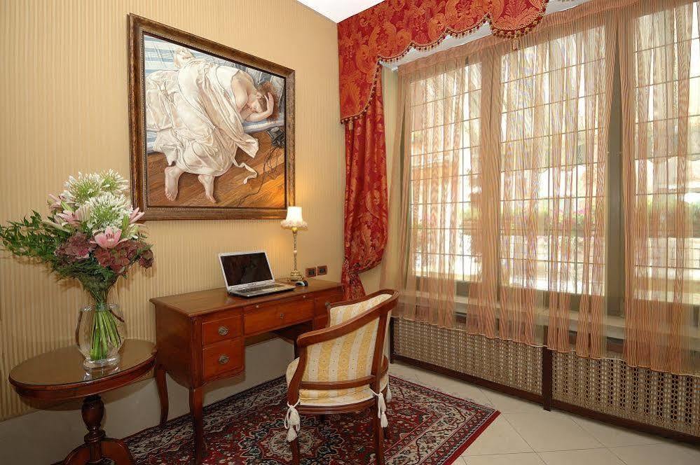 Hotel Hesperia Venesia Bagian luar foto