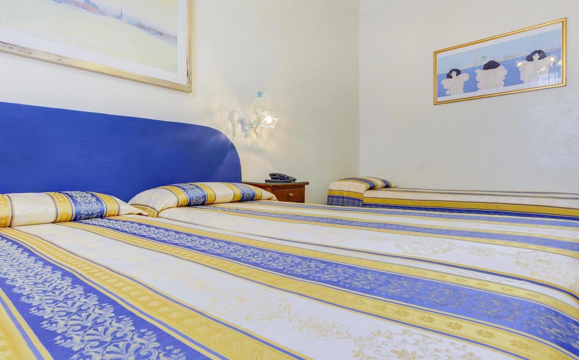 Hotel Hesperia Venesia Bagian luar foto