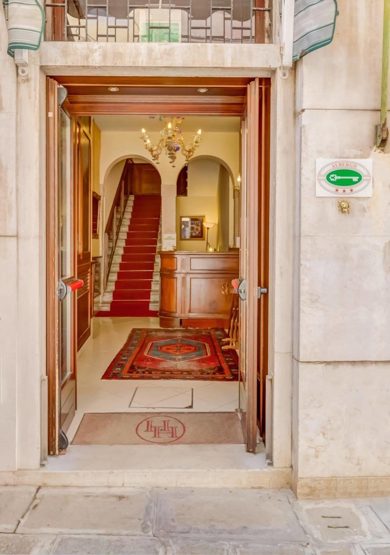 Hotel Hesperia Venesia Bagian luar foto