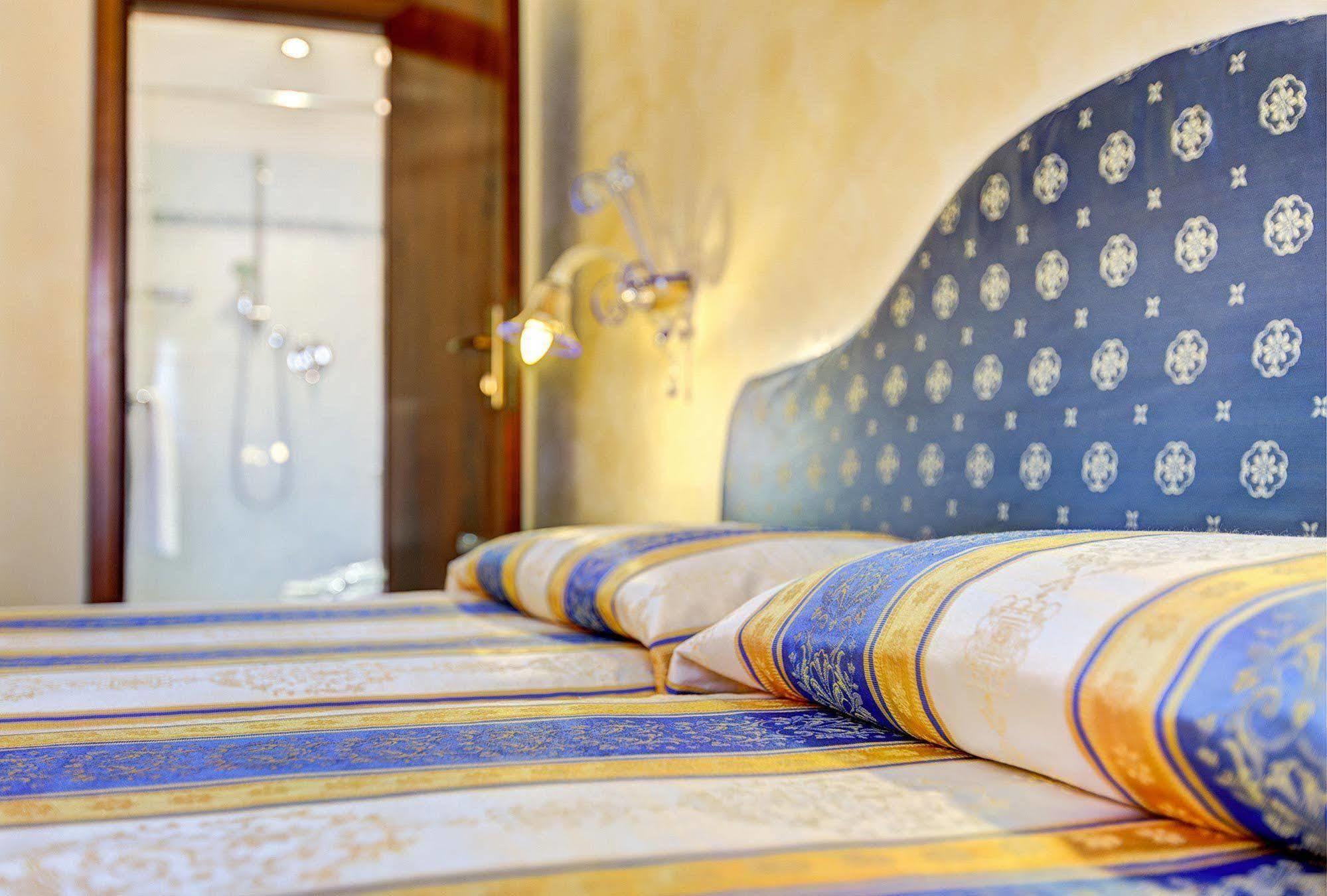 Hotel Hesperia Venesia Bagian luar foto