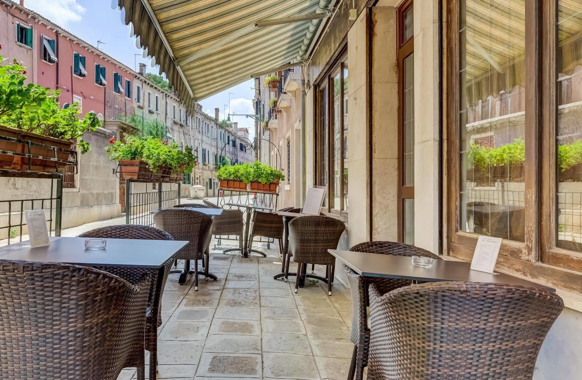Hotel Hesperia Venesia Bagian luar foto