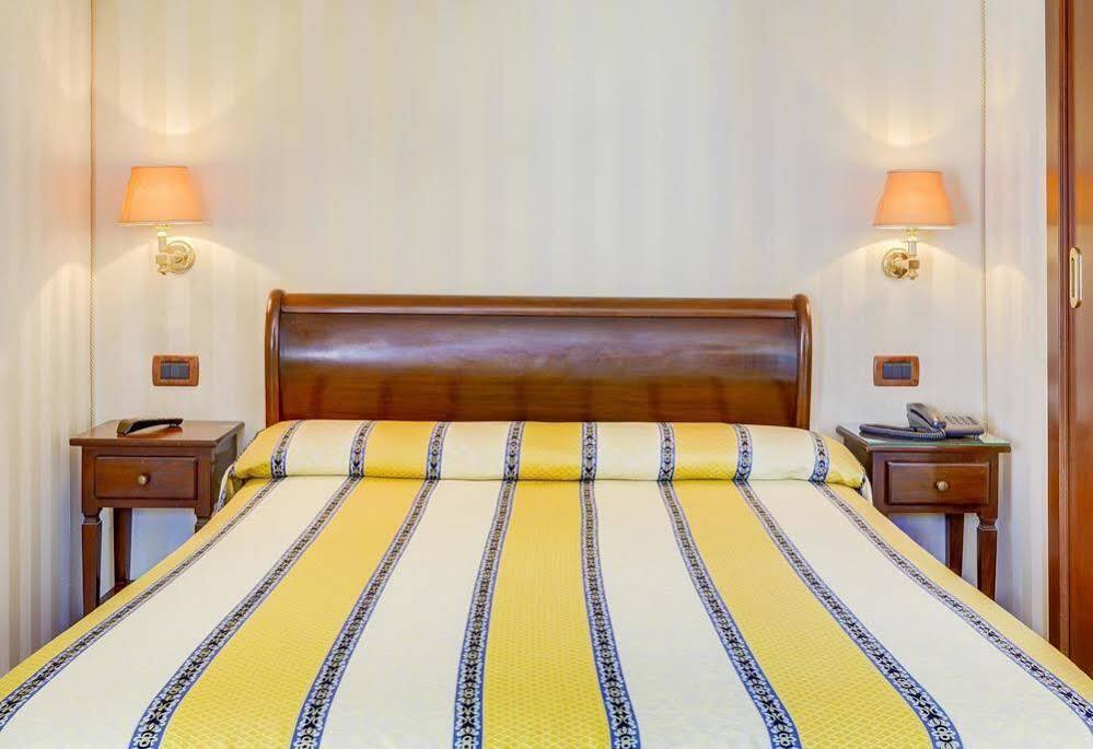Hotel Hesperia Venesia Bagian luar foto